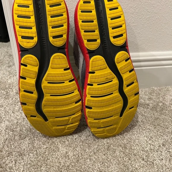 Disney Brooks Ghost Max 2 Mickey sneakers - Picture 5 of 5